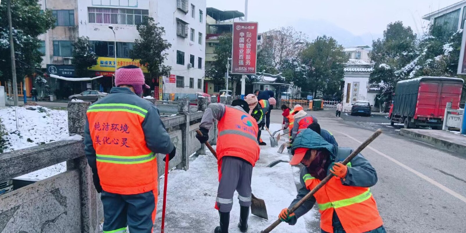 貴州銅仁:以雪為令!全力以赴除冰雪保暢通
